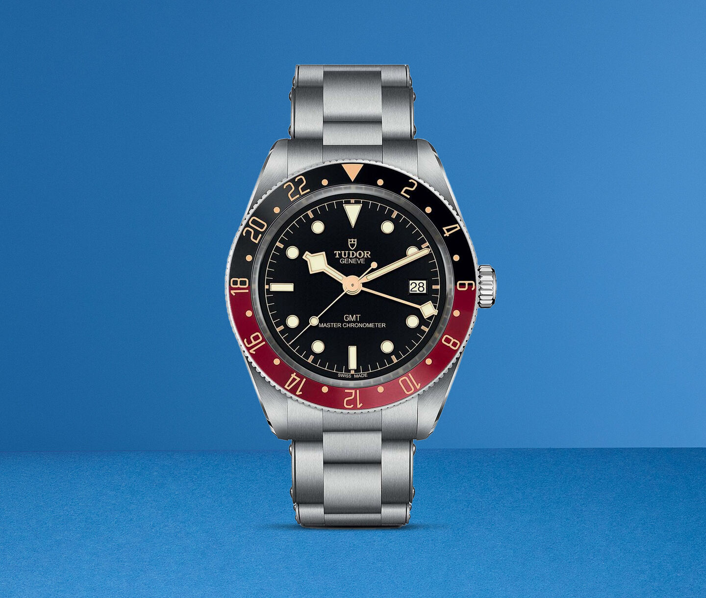 Une Tudor Black Bay GMT sur un fond bleu.